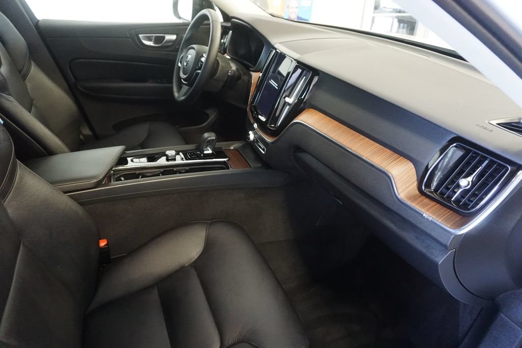 Used 2024 Volvo XC60 B5 Plus AWD/4WD image 27