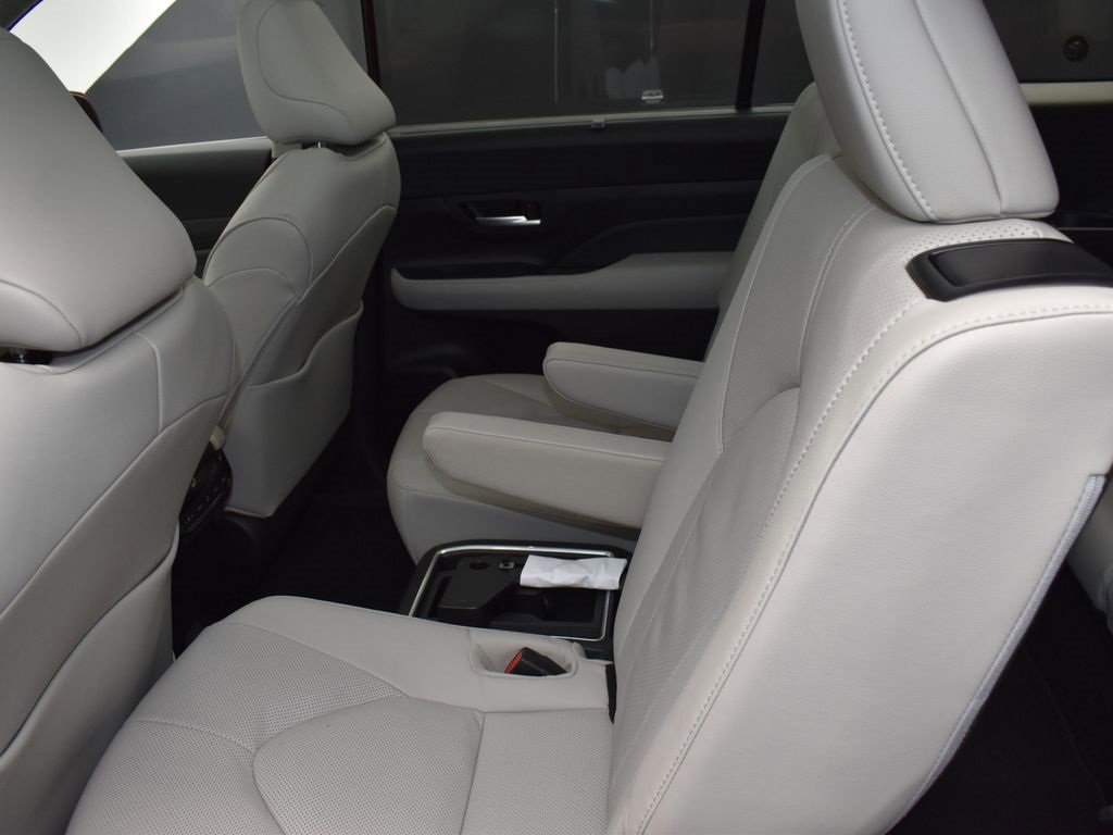Used 2025 Toyota Grand Highlander FWD image 16