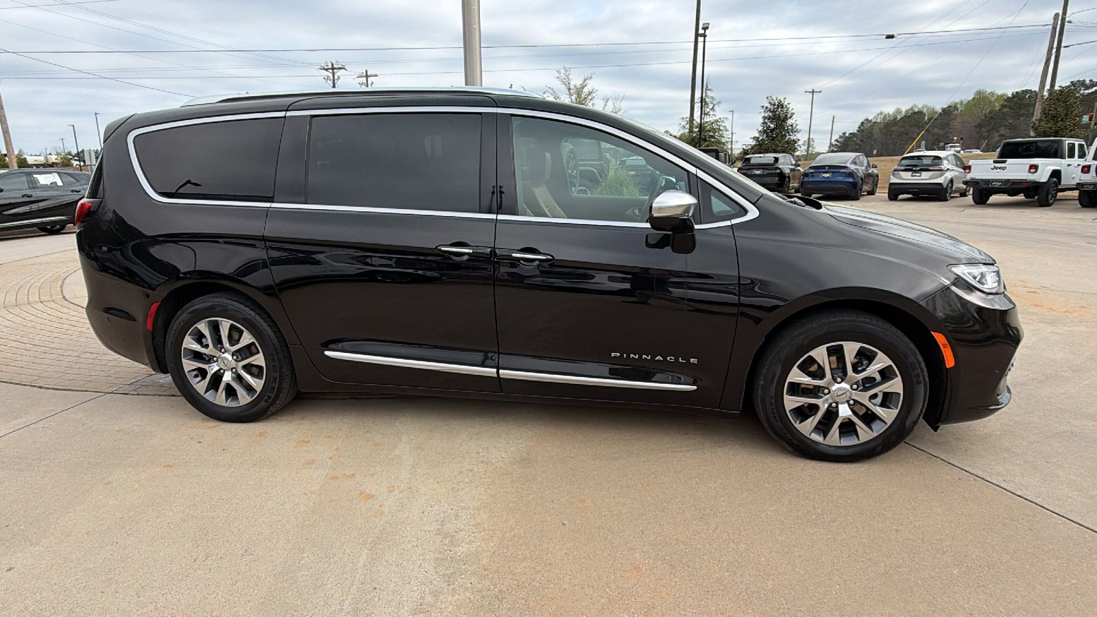Used 2024 Chrysler Pacifica Pinnacle FWD image 7