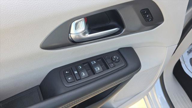 Certified 2024 Chrysler Pacifica Touring-L FWD image 26