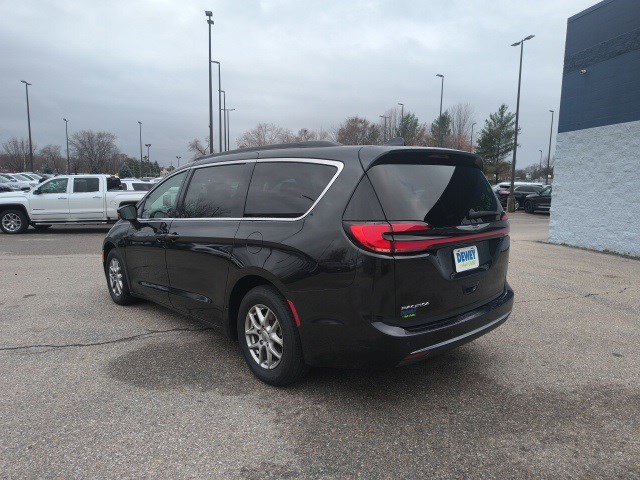 Used 2021 Chrysler Pacifica Touring image 3