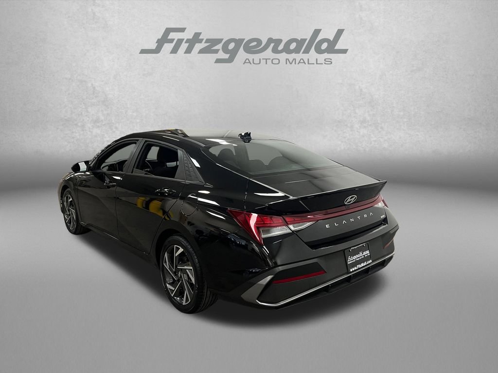 Used 2025 Hyundai Elantra SEL FWD image 3