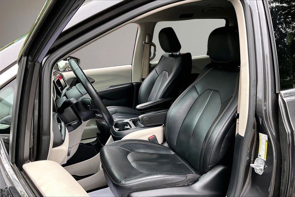Used 2020 Chrysler Pacifica Touring-L FWD image 20