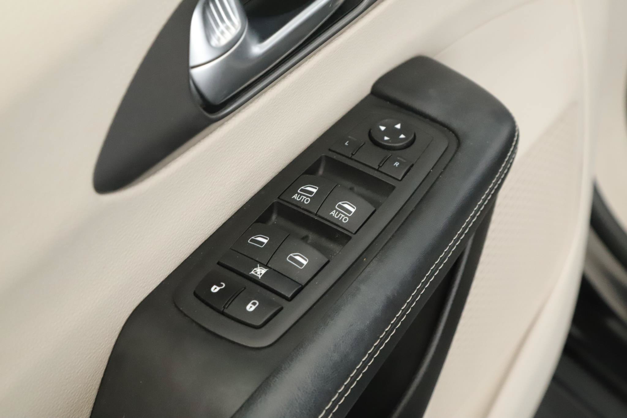 Used 2022 Chrysler Pacifica Touring-L AWD/4WD image 7