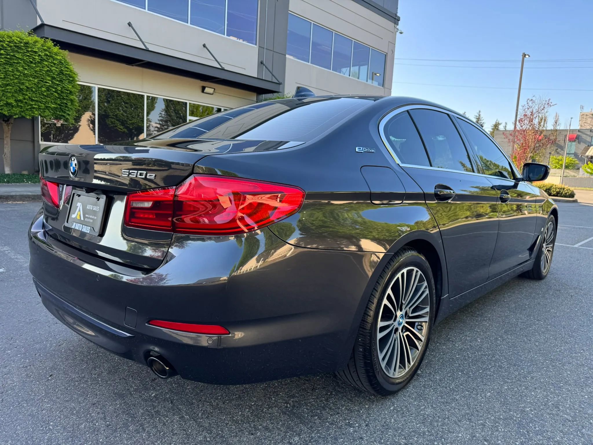 Used 2019 BMW 530e xDrive AWD/4WD image 10