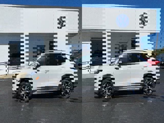 New 2025 Volkswagen Tiguan SE image 12