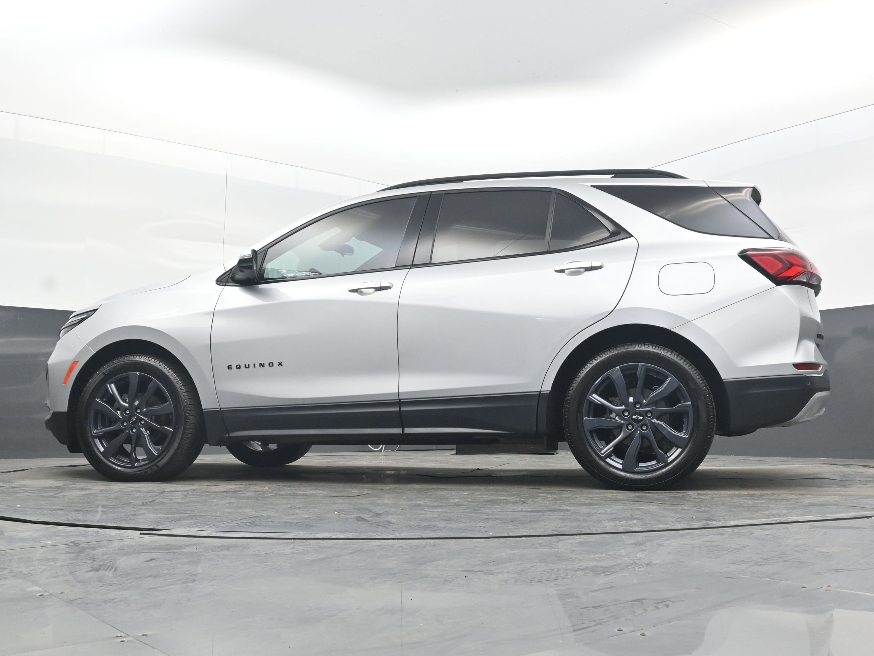 Used 2022 Chevrolet Equinox RS w/ RS Leather Package image 27