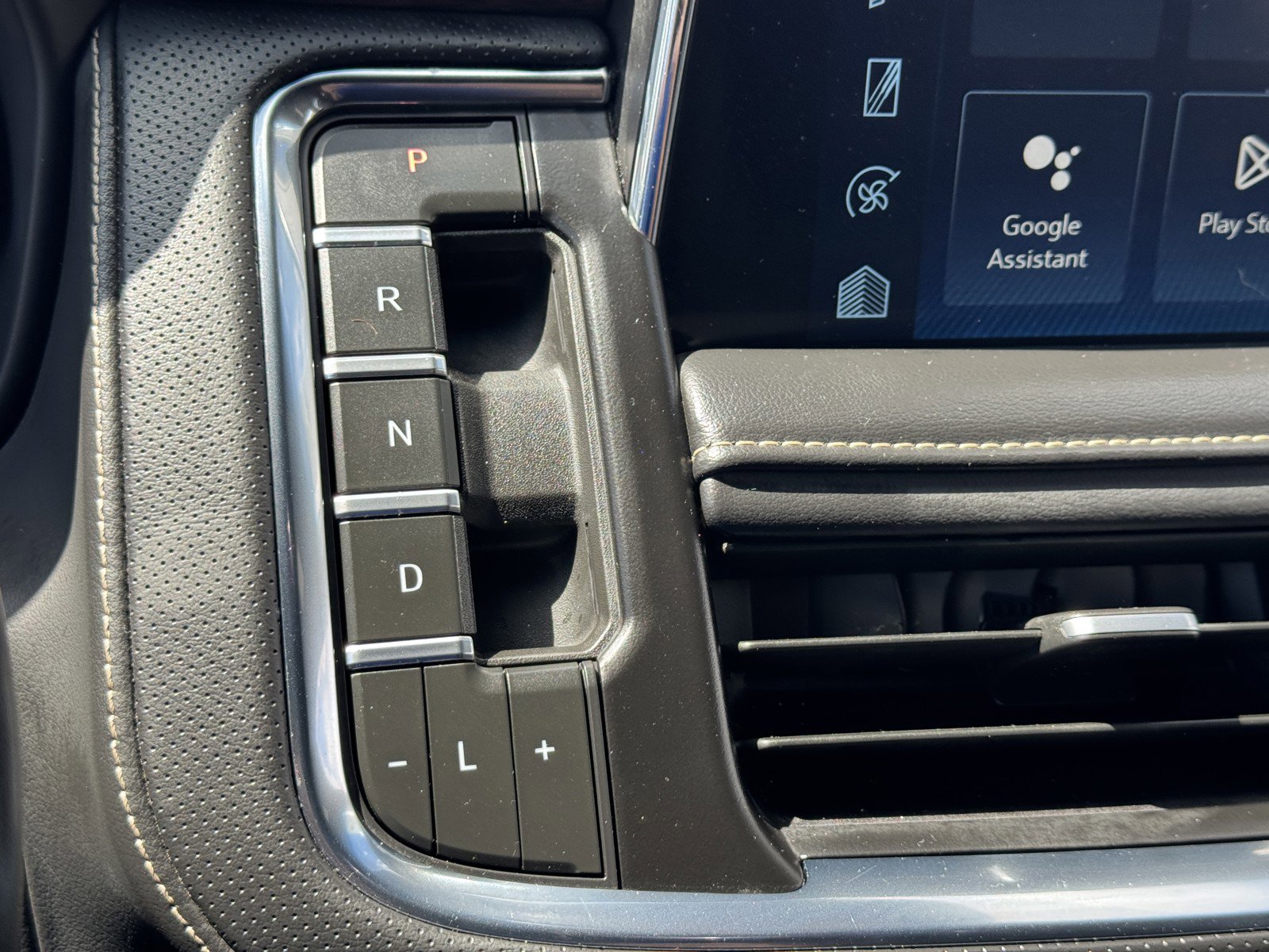 Used 2023 Chevrolet Suburban Premier image 19