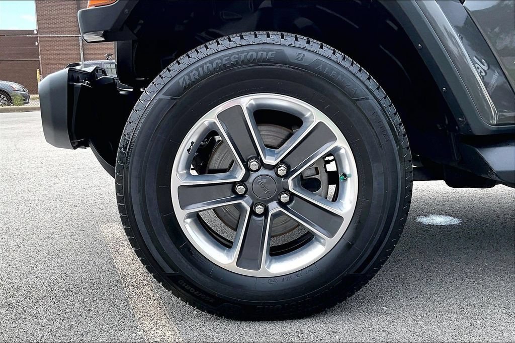 Used 2018 Jeep Wrangler Unlimited Sahara AWD/4WD image 9
