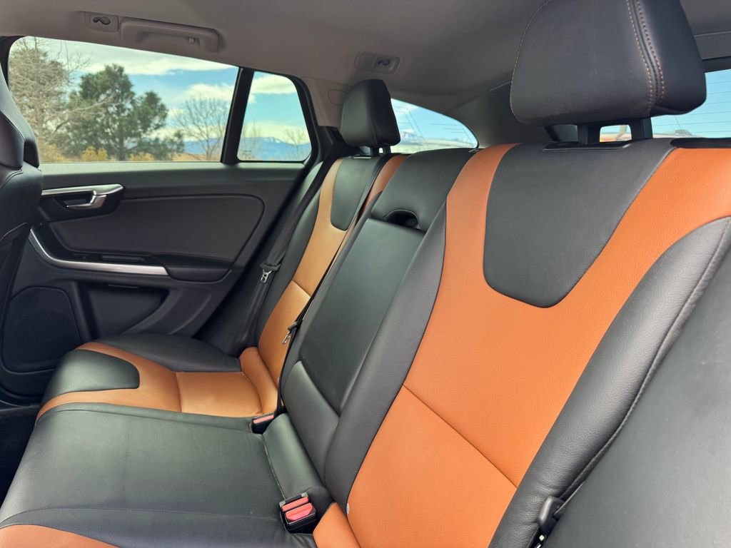 Used 2018 Volvo V60 T5 Cross Country image 8