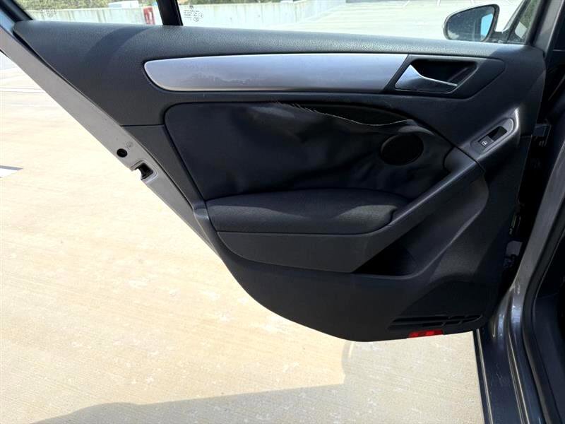 Used 2010 Volkswagen Golf 4-Door image 17