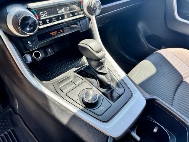 Used 2022 Toyota RAV4 LE AWD/4WD image 16