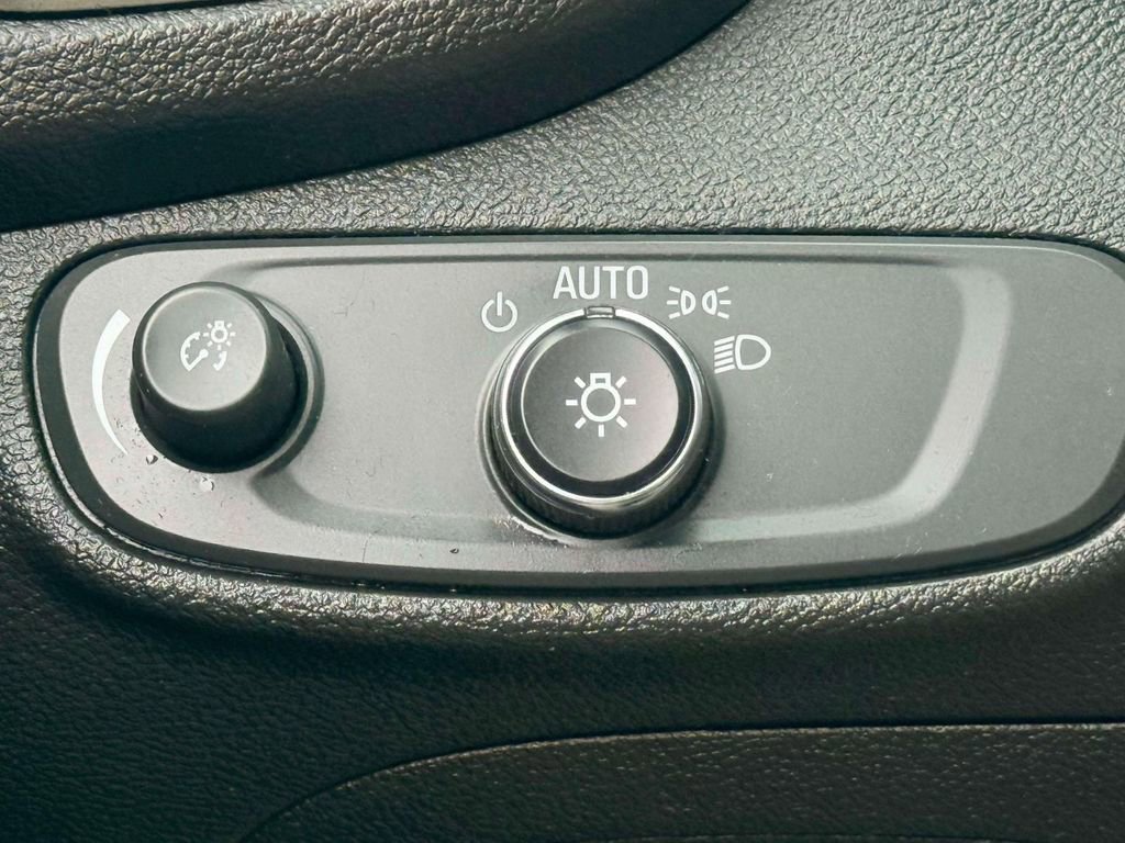 Used 2019 Chevrolet Trax LT w/ Sun & Sound Package FWD image 15