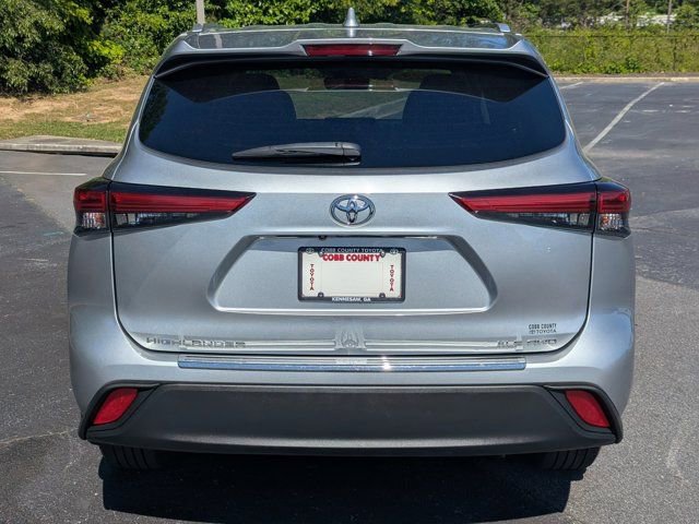 Used 2022 Toyota Highlander XLE AWD/4WD image 6