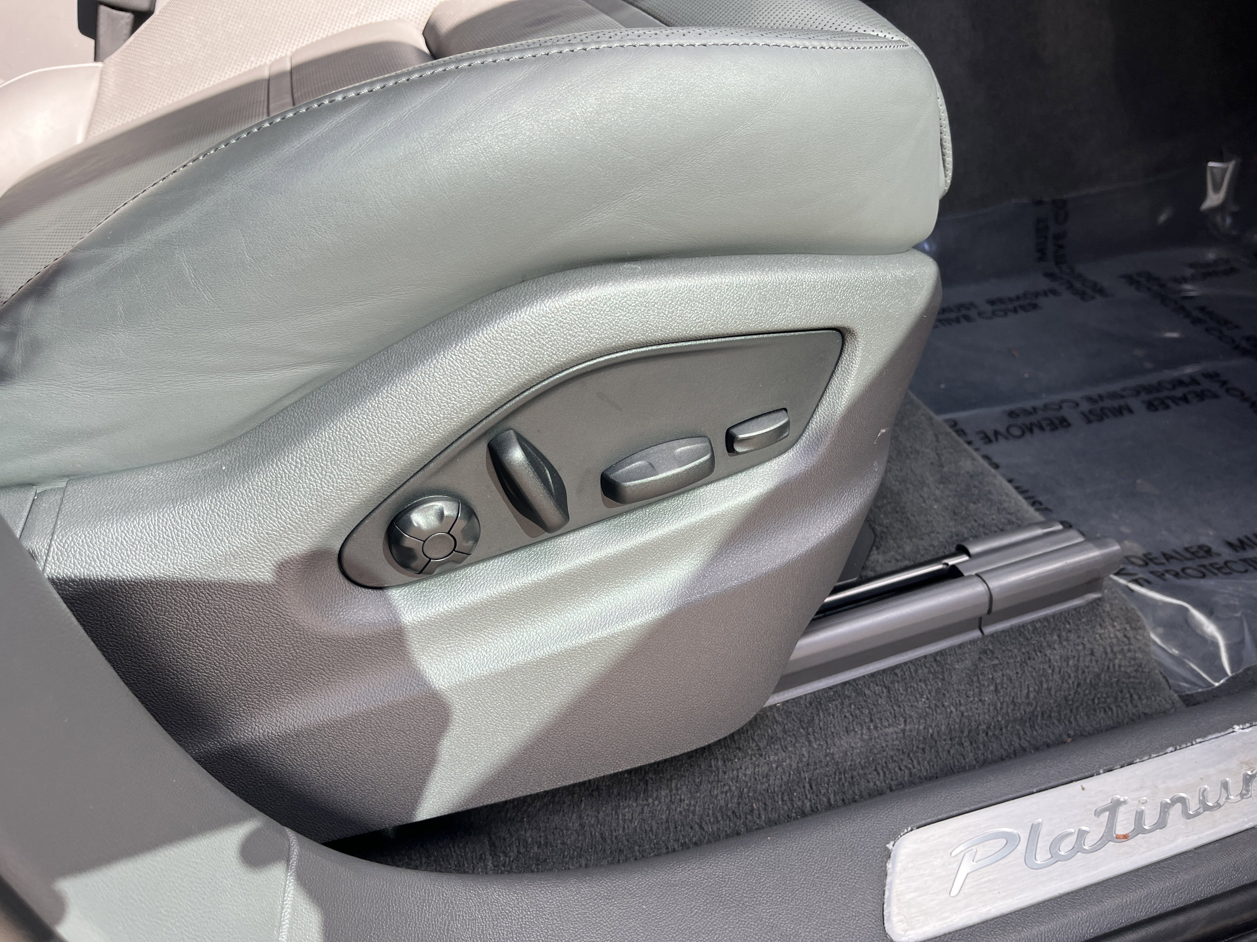 Certified 2022 Porsche Cayenne Platinum Edition image 29