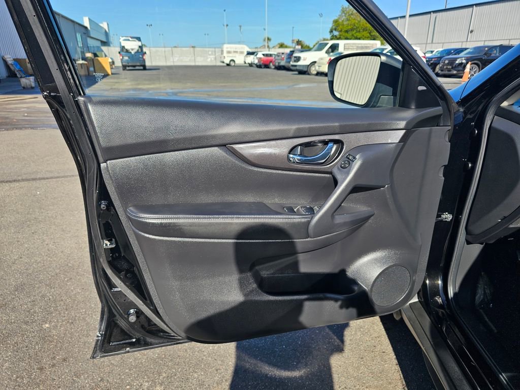Used 2020 Nissan Rogue SV image 12