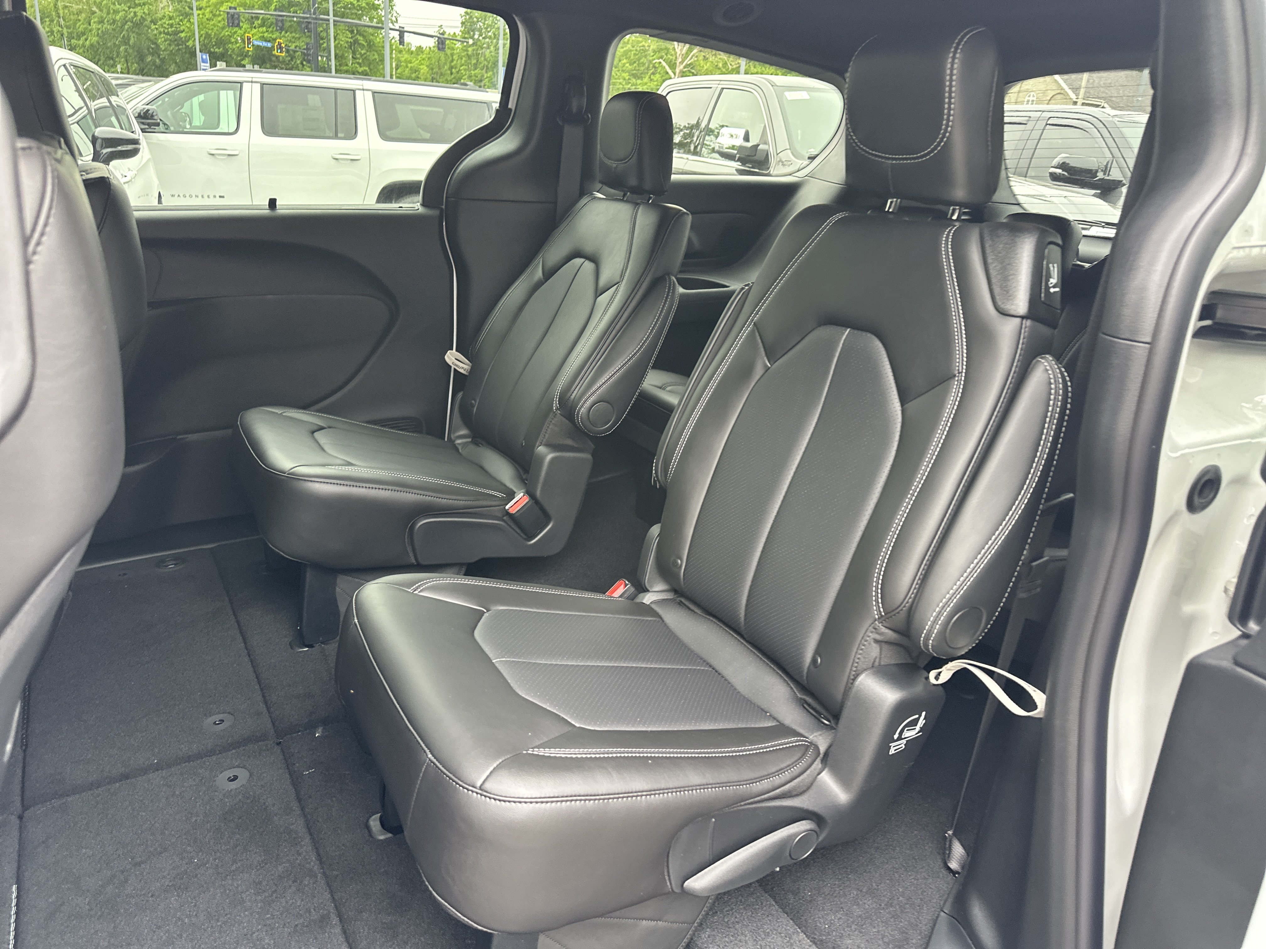 New 2027 Chrysler Pacifica Select w/ Family Tech Group FWD image 26