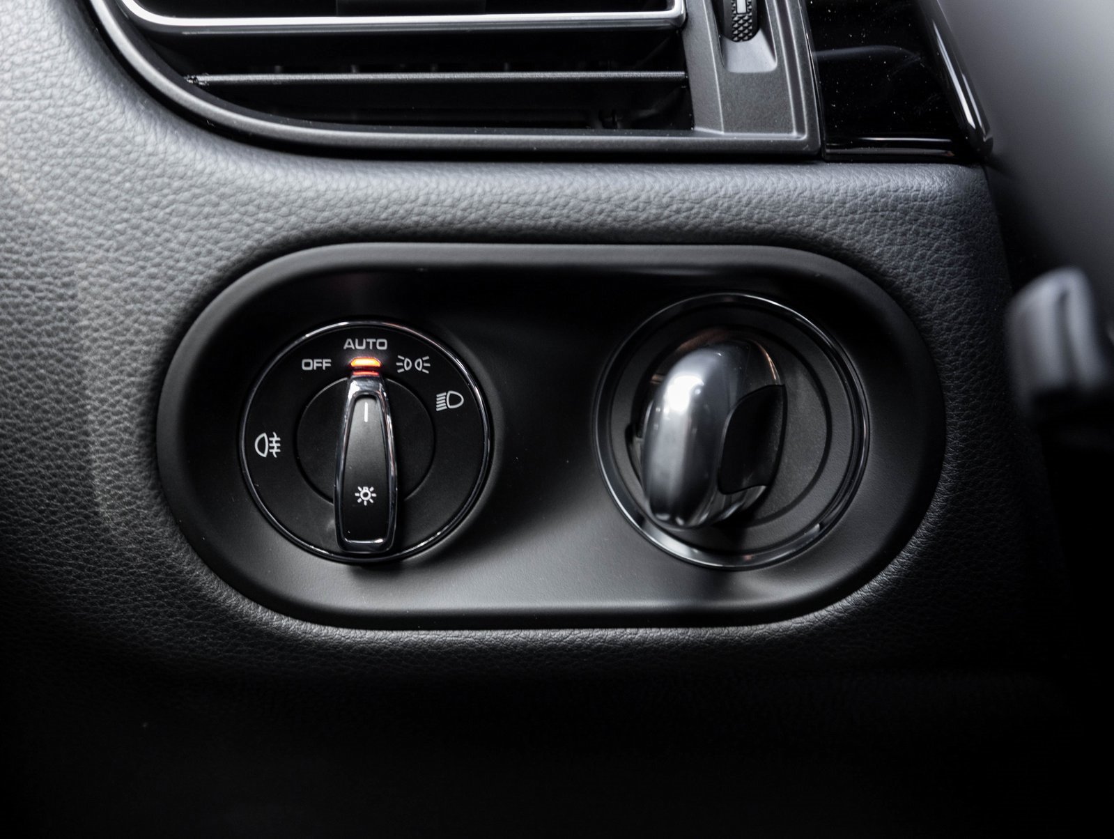 Certified 2025 Porsche Macan image 17