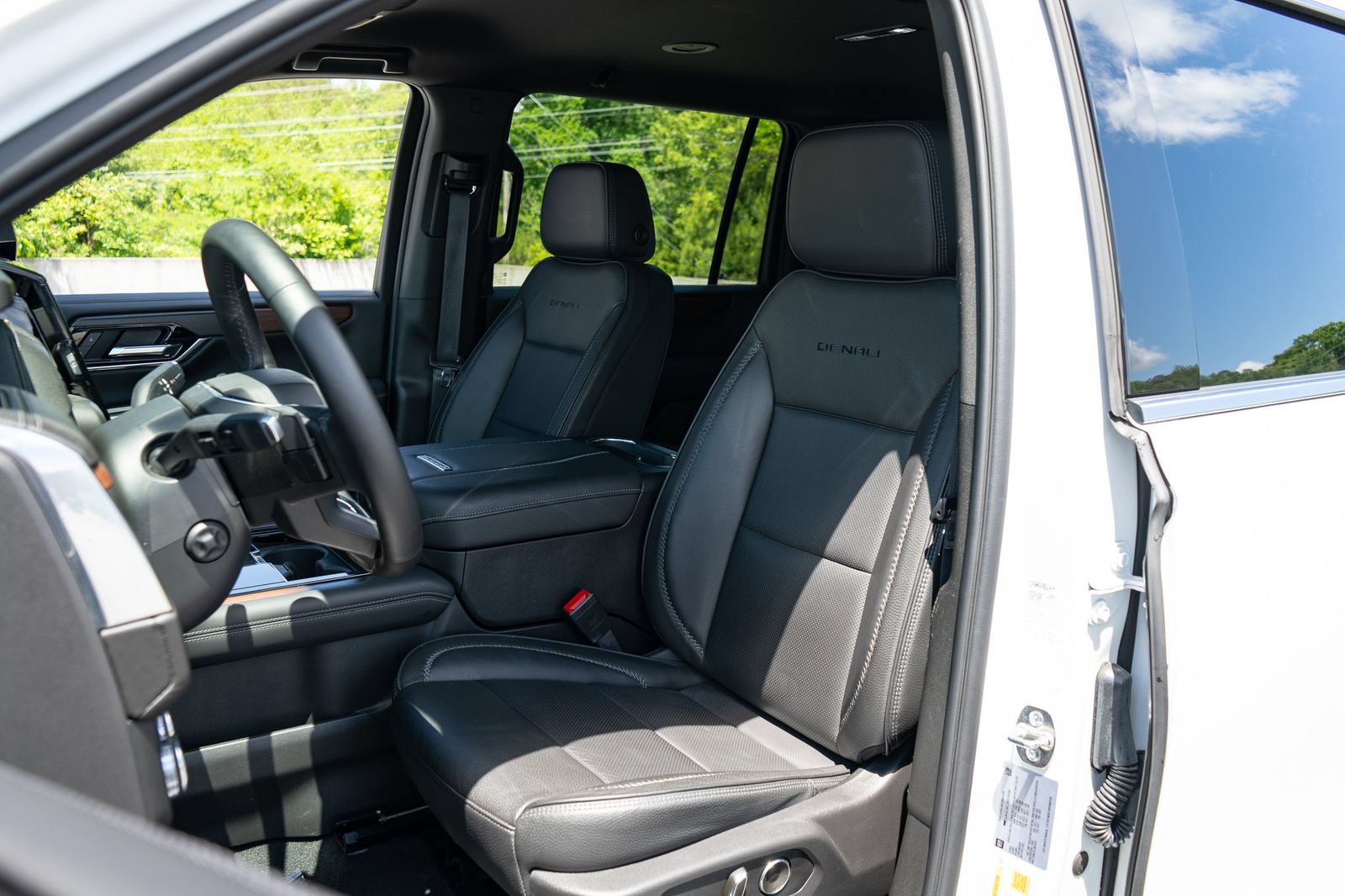 Used 2025 GMC Yukon XL Denali AWD/4WD image 15