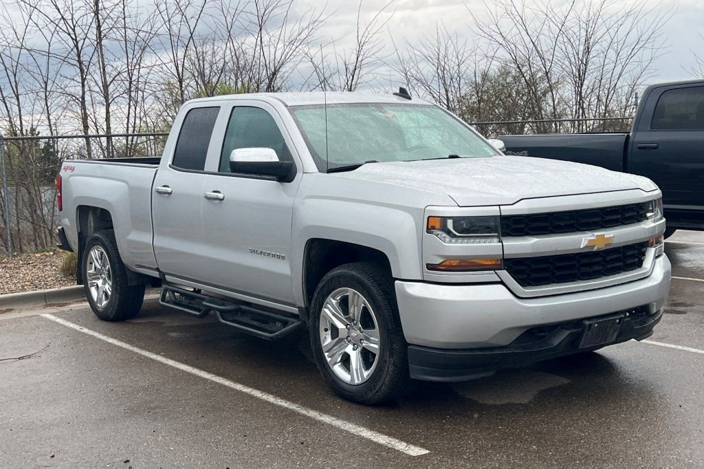 Used 2018 Chevrolet Silverado 1500 Custom w/ Custom Convenience Package AWD/4WD image 2