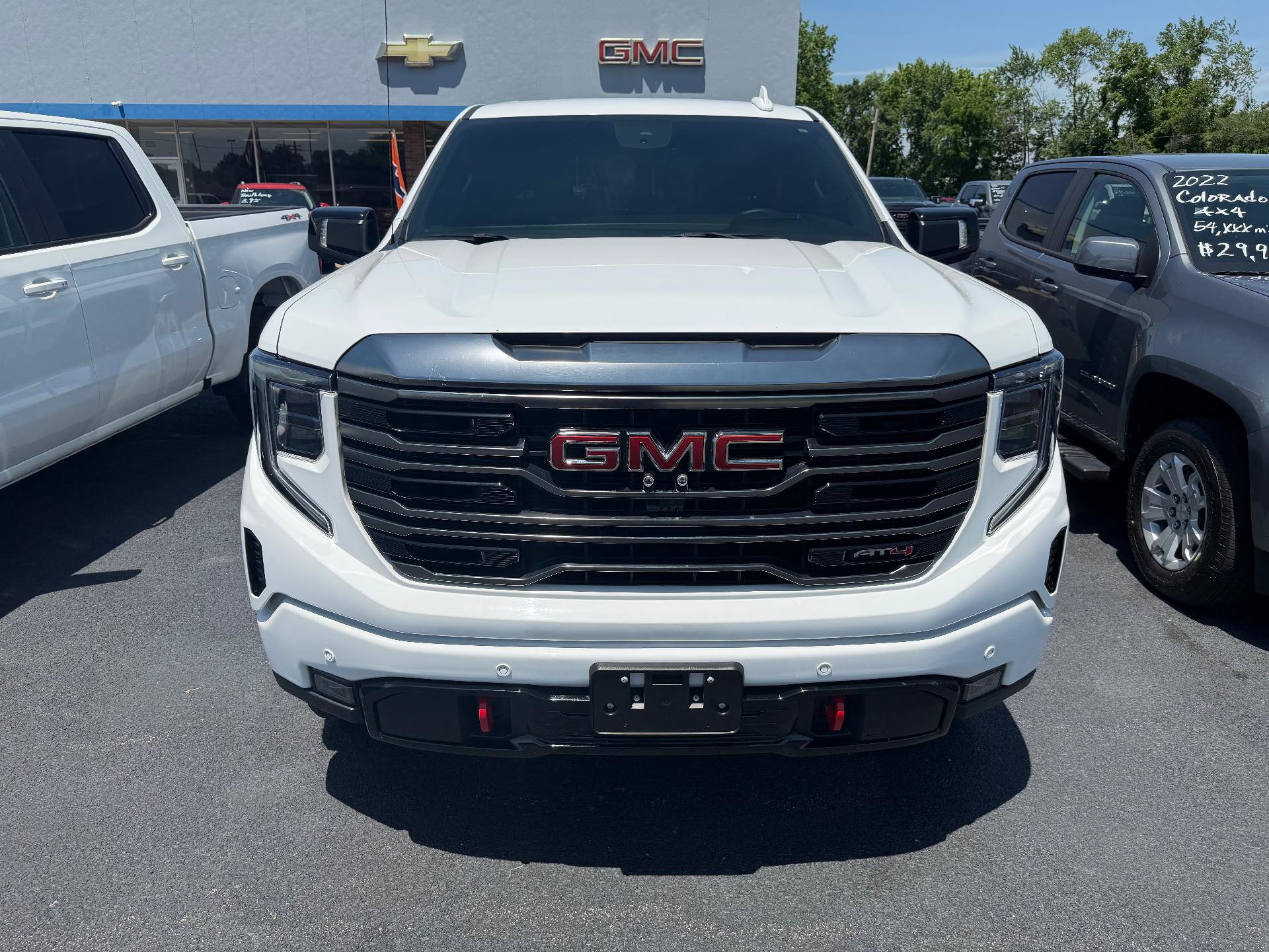 Used 2024 GMC Sierra 1500 AT4 w/ Technology Package AWD/4WD image 4