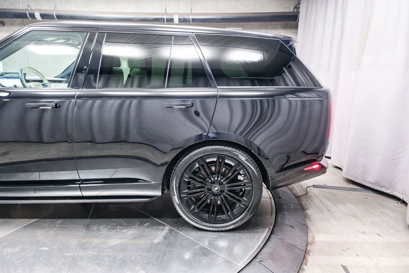 Used 2024 Land Rover Range Rover SE AWD/4WD image 8