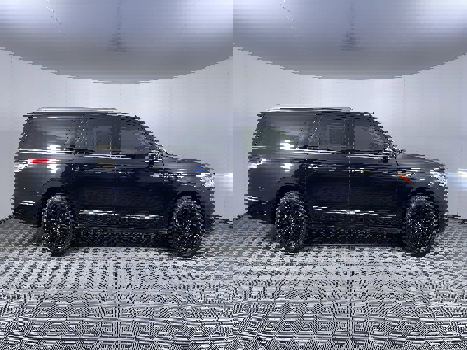 Used 2024 Lincoln Navigator L Reserve image 10