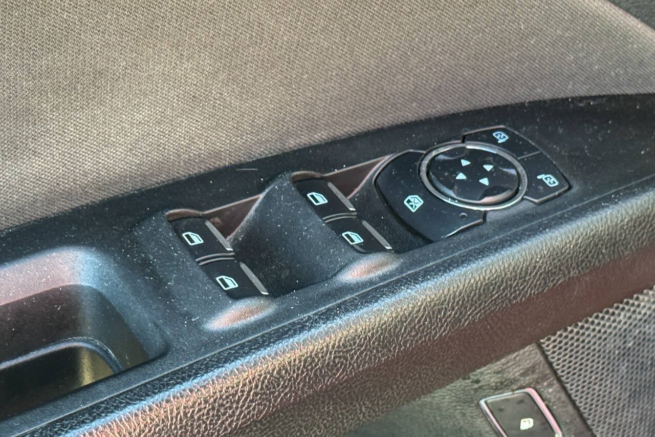 Used 2020 Ford Fusion SE FWD image 15