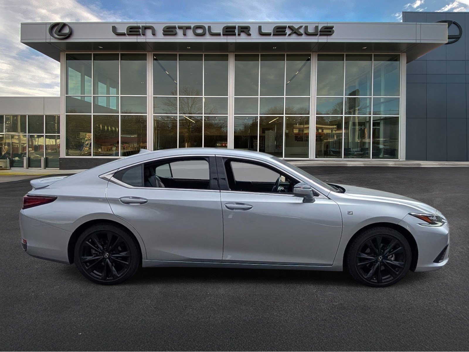 Used 2024 Lexus ES 300h F Sport image 2