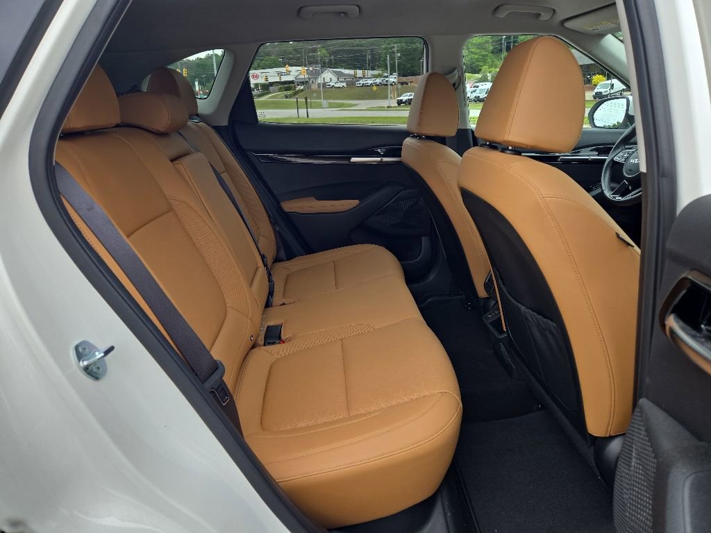 Used 2024 Kia Seltos EX FWD image 19