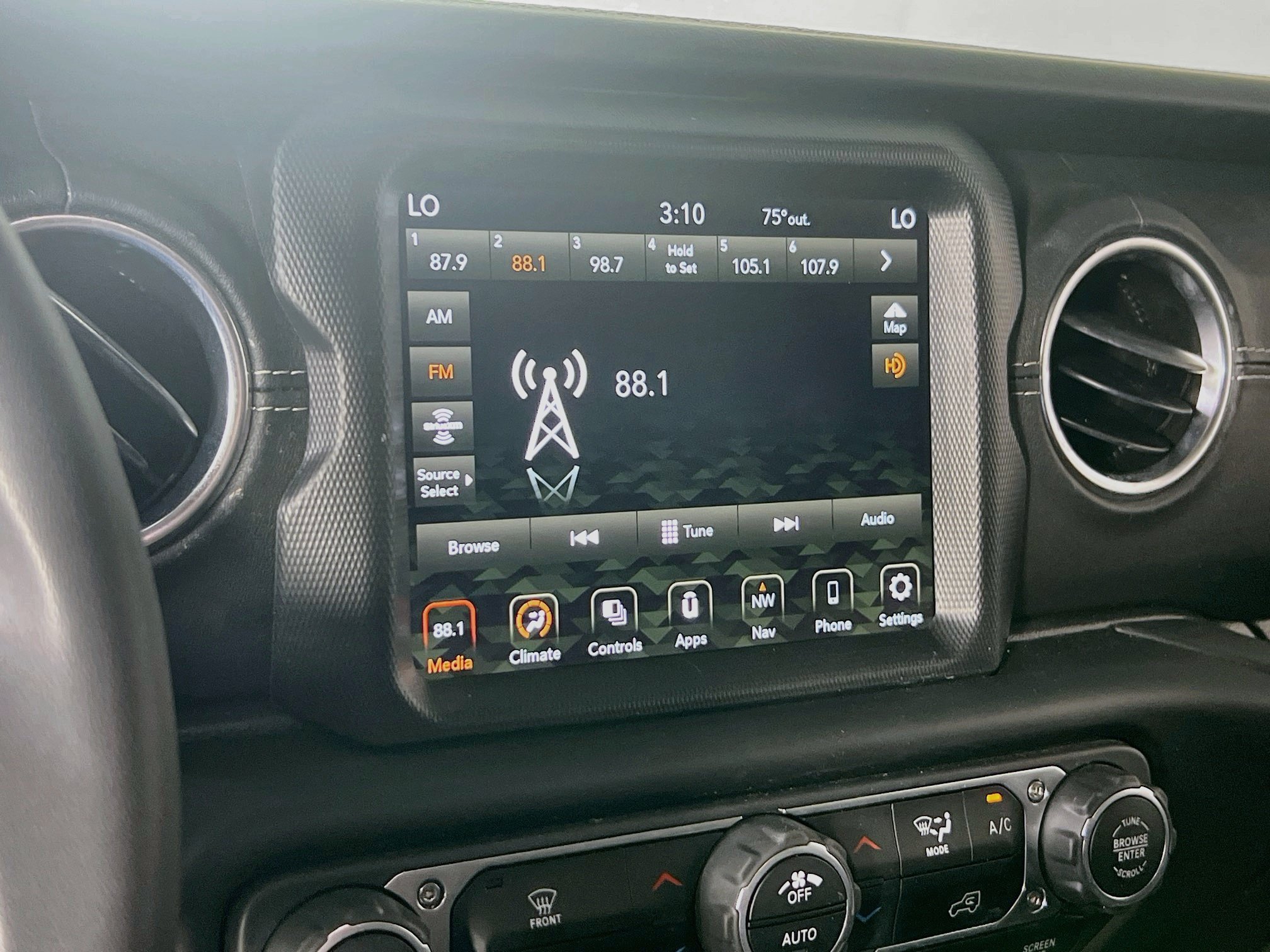 Used 2023 Jeep Wrangler Unlimited Sahara AWD/4WD image 15