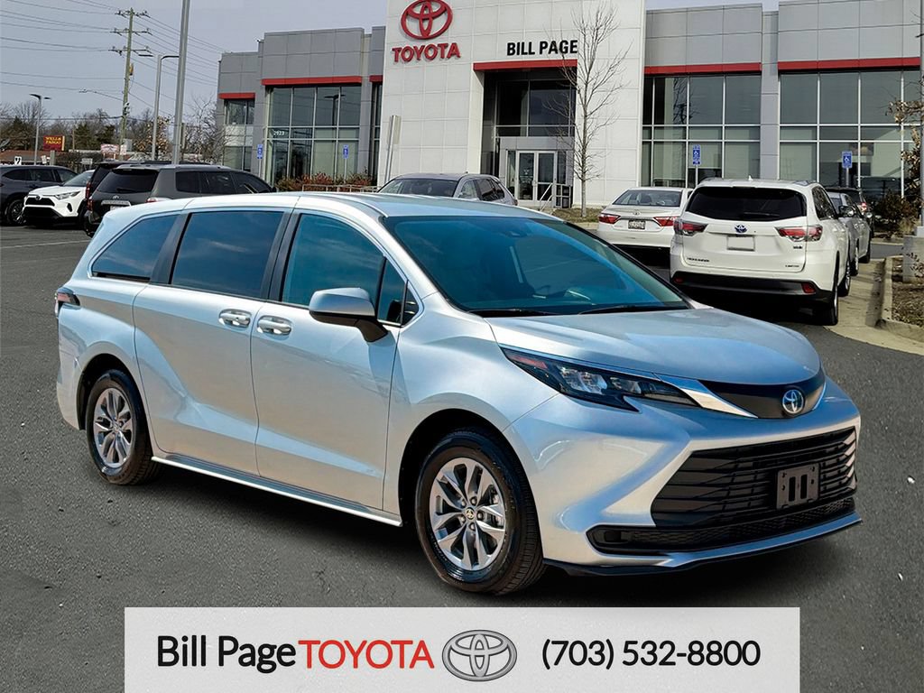 Used 2025 Toyota Sienna LE FWD image 1