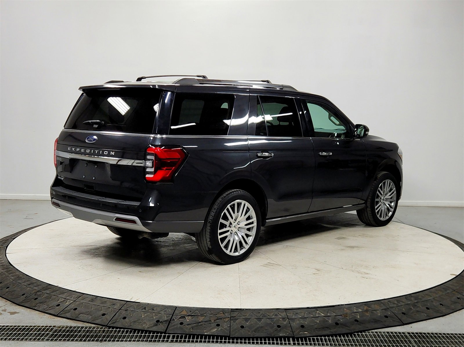 Used 2024 Ford Expedition Limited image 7