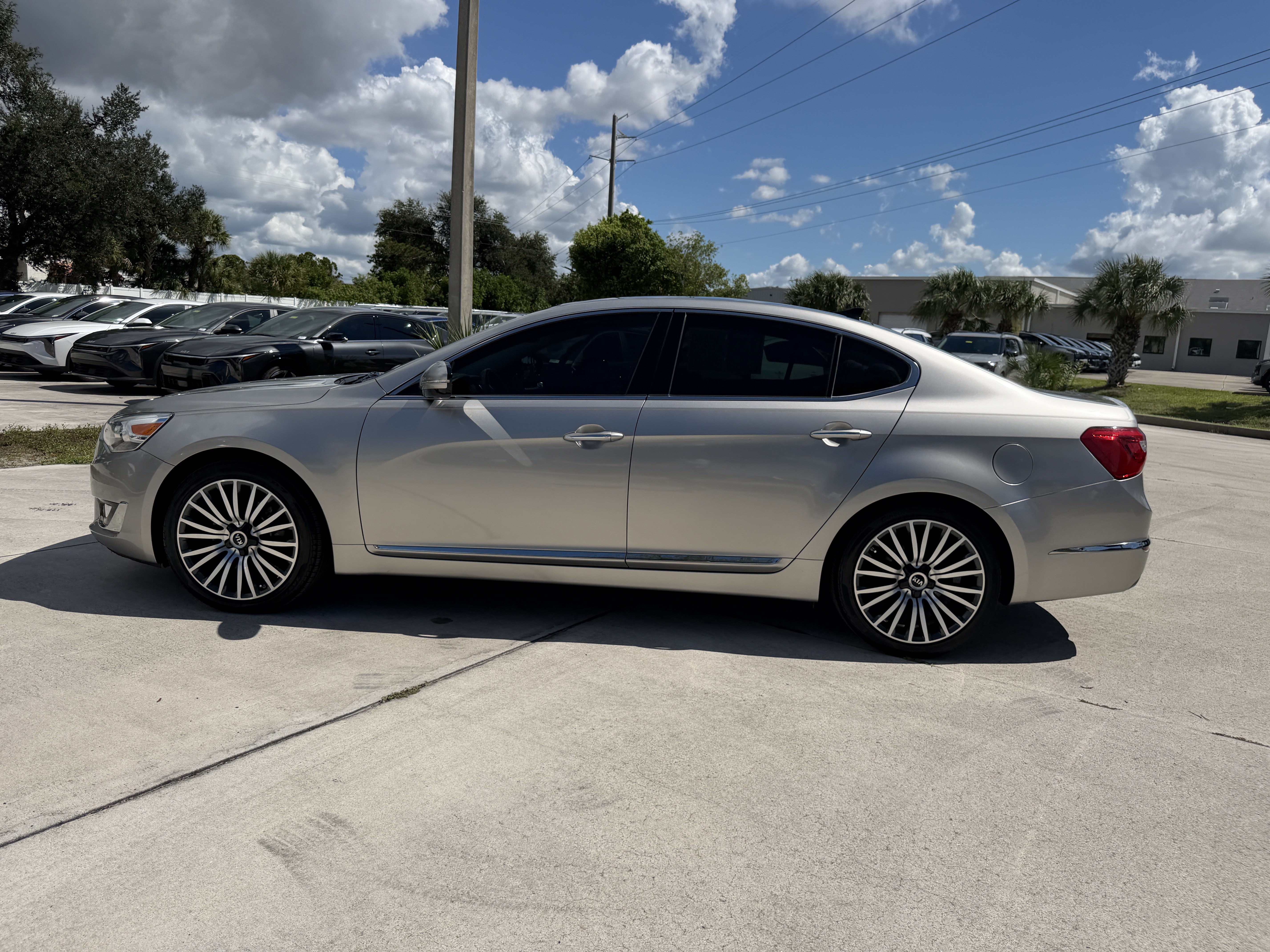 Used 2015 Kia Cadenza Premium w/ Technology Package FWD image 7