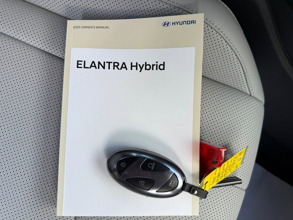 Used 2025 Hyundai Elantra Limited image 28