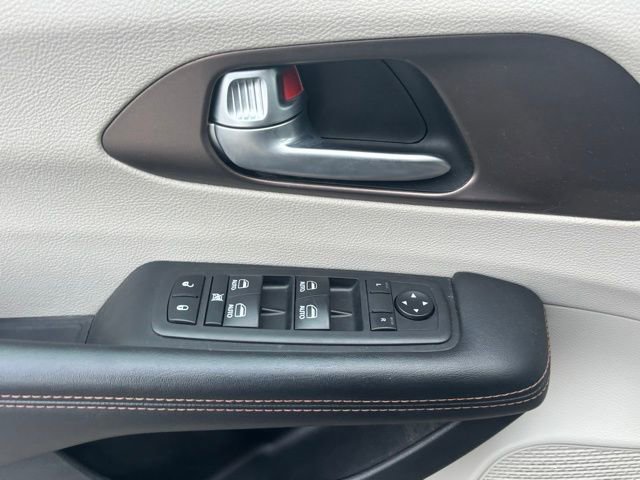 Used 2018 Chrysler Pacifica Touring-L Plus image 11
