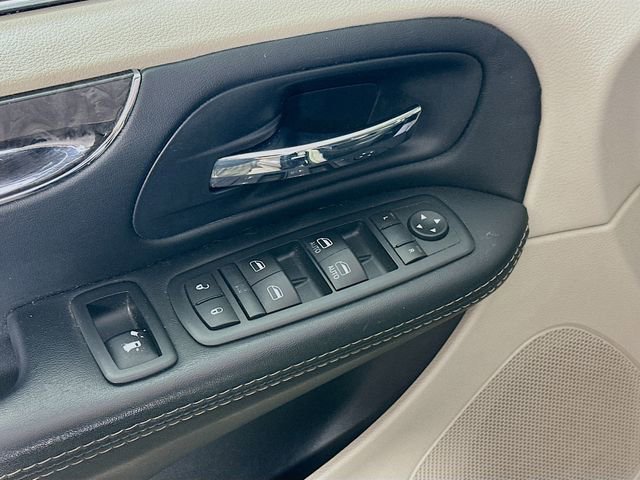 Used 2016 Chrysler Town & Country Touring-L image 19