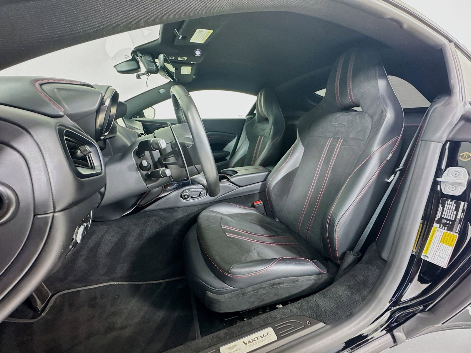 Used 2023 Aston Martin V8 Vantage Coupe image 19
