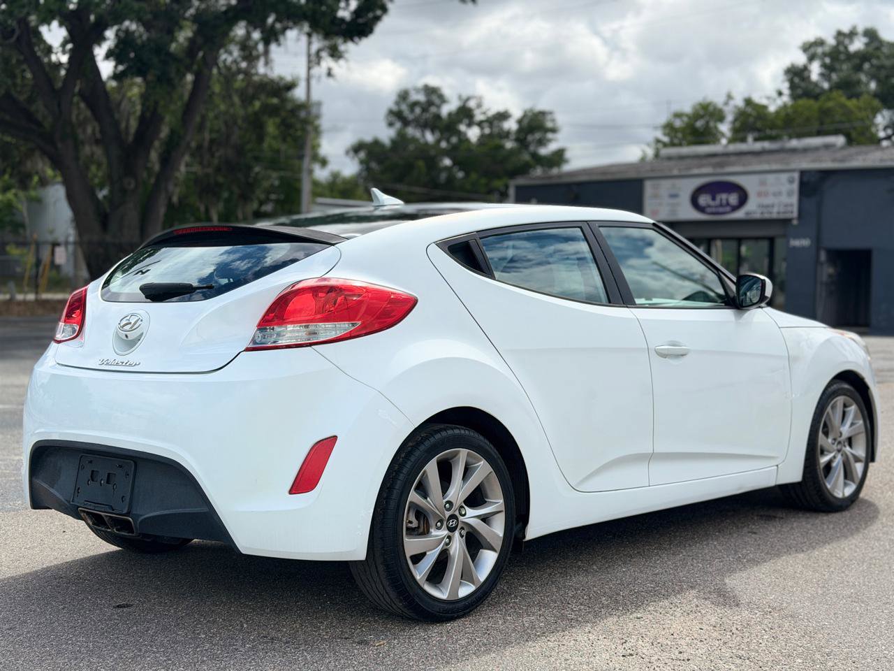 Used 2016 Hyundai Veloster FWD image 5