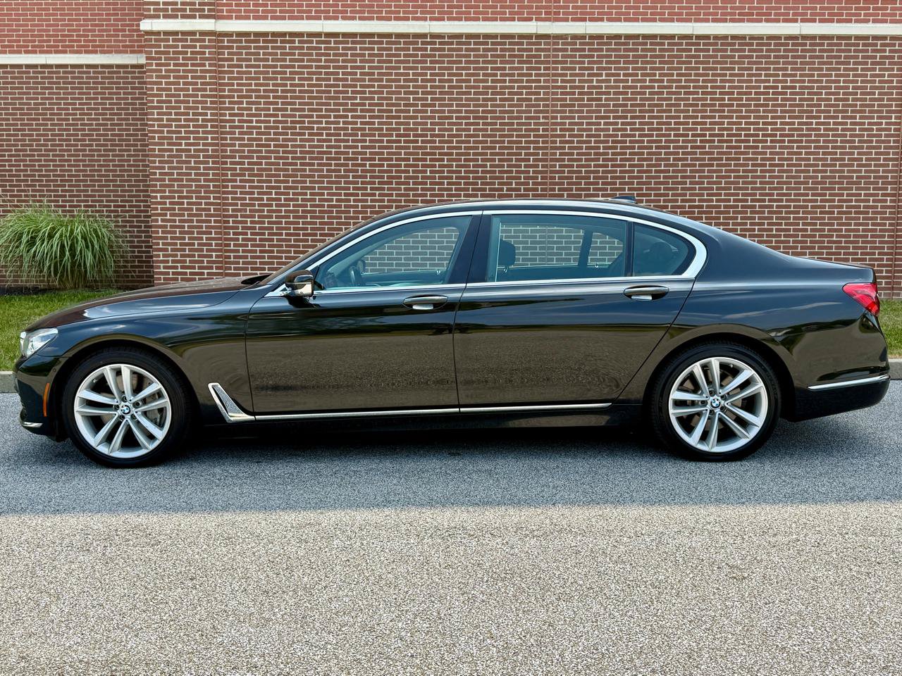 Used 2017 BMW 750i xDrive AWD/4WD image 4