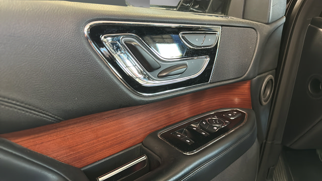 Used 2018 Lincoln Navigator Select AWD/4WD image 20