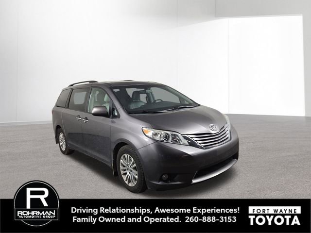 Used 2015 Toyota Sienna XLE w/ Four Season Floor Mat Package image 4