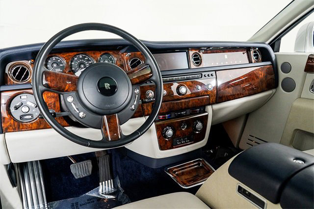 Used 2016 Rolls-Royce Phantom Sedan image 2