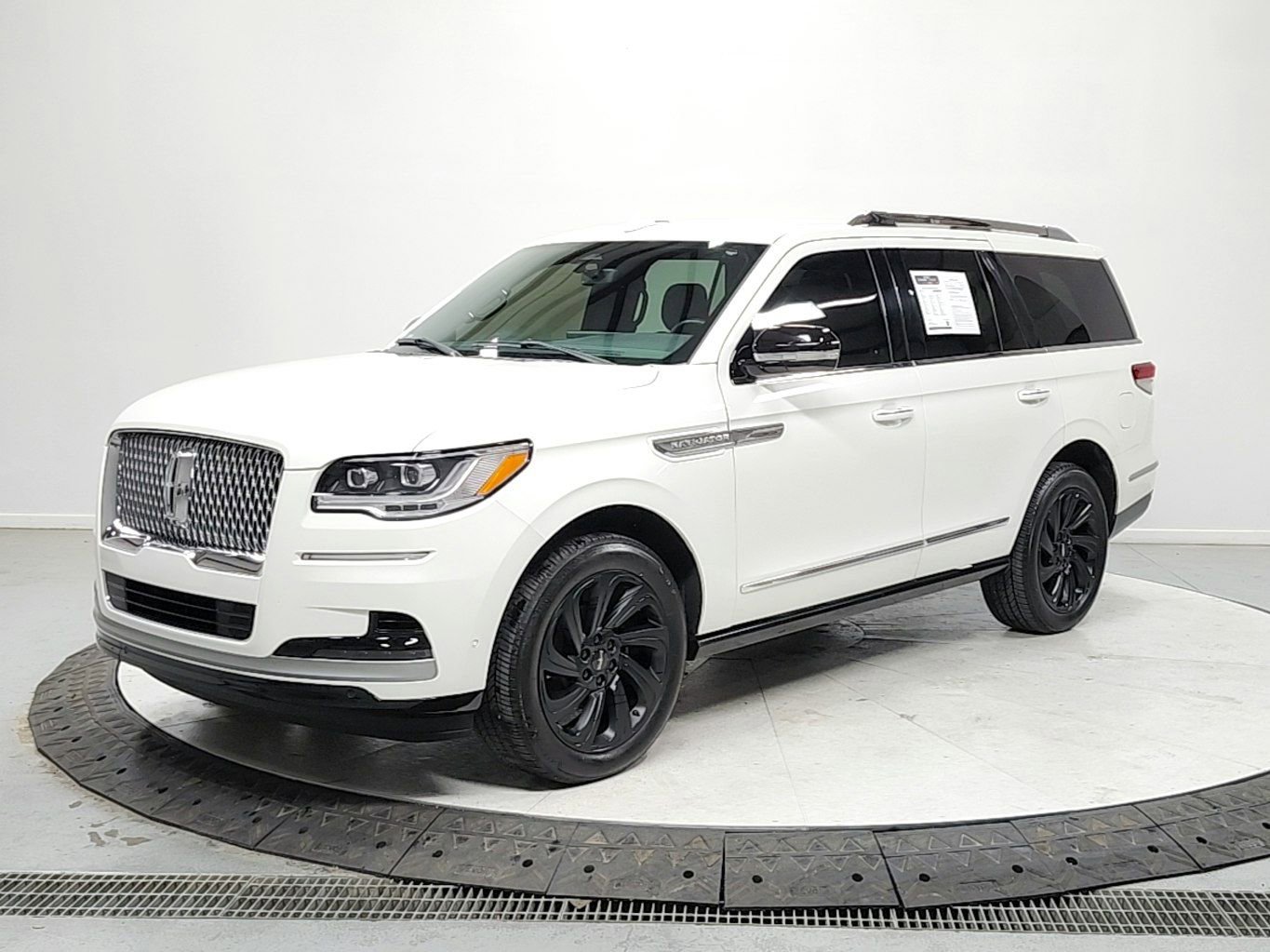 Used 2024 Lincoln Navigator Premiere AWD/4WD image 3