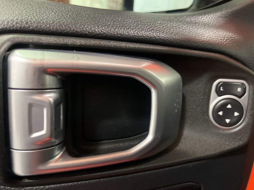 Used 2019 Jeep Wrangler Unlimited Sahara w/ Dual Top Group AWD/4WD image 13