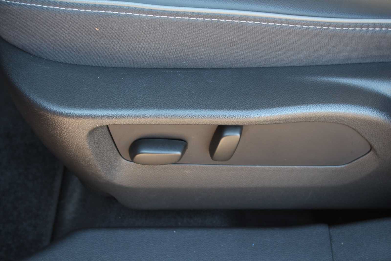 Used 2023 Buick Envision Avenir AWD/4WD image 31