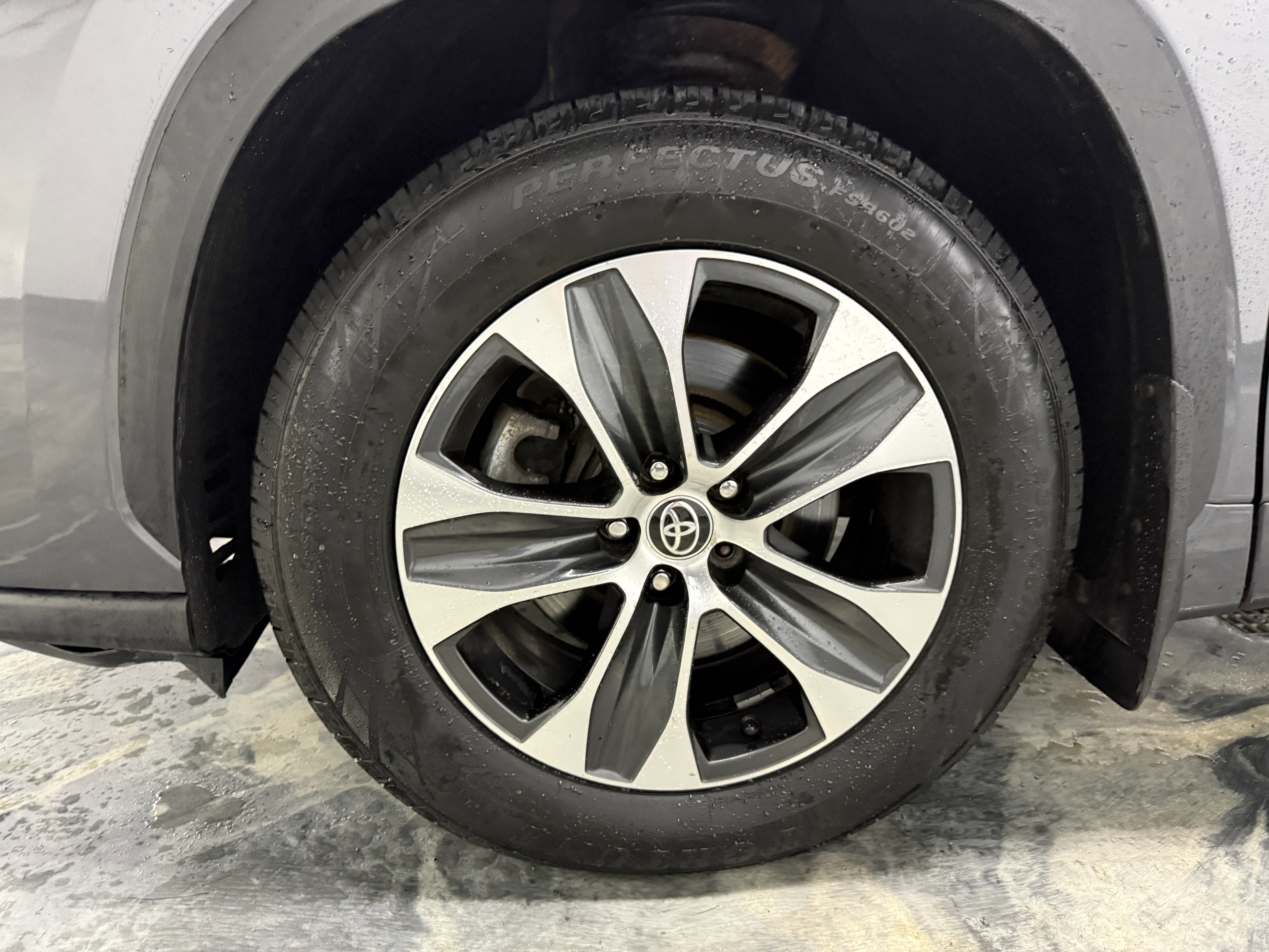 Used 2022 Toyota Highlander XLE AWD/4WD image 28