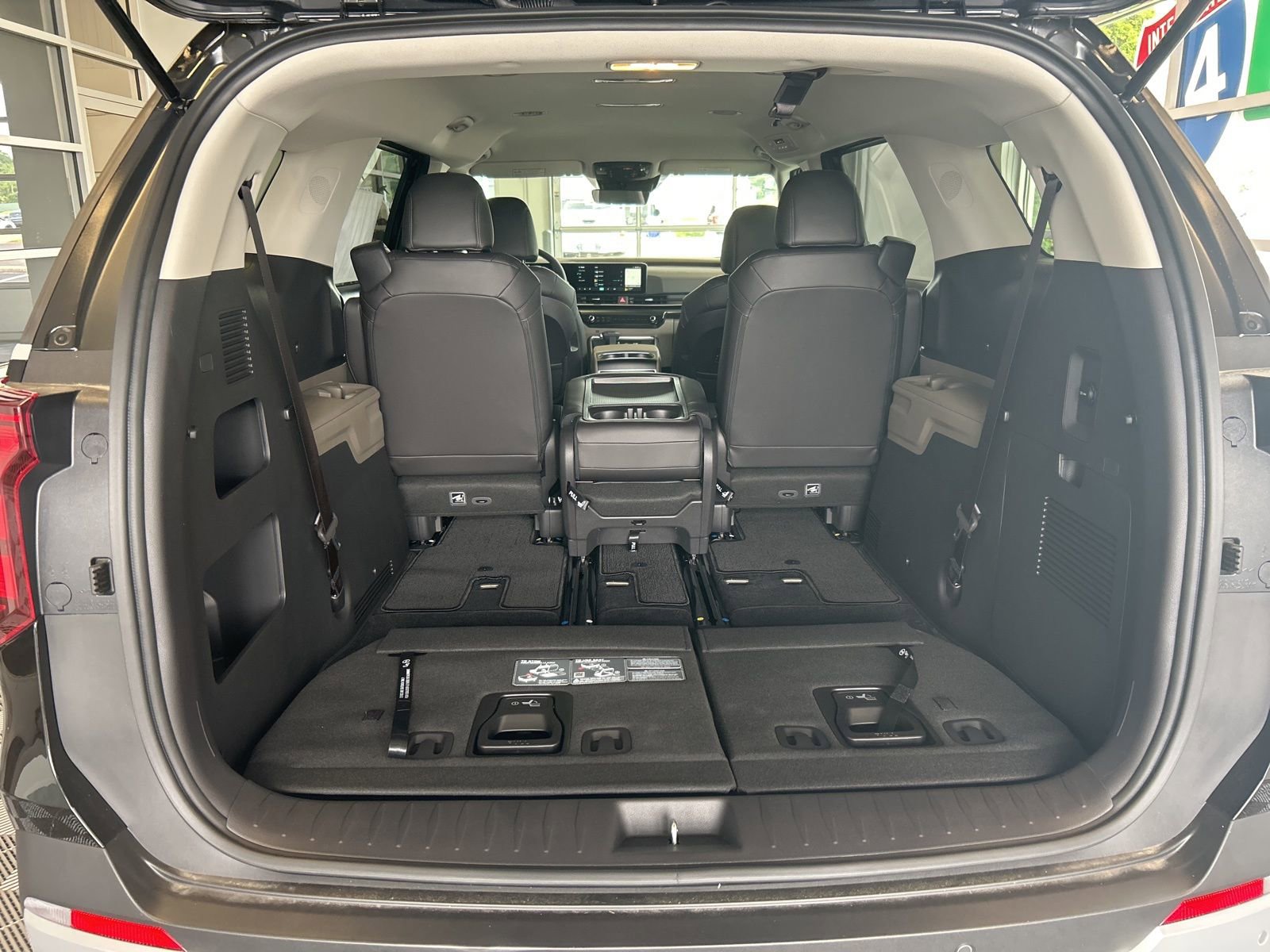 Used 2025 Kia Carnival FWD image 11