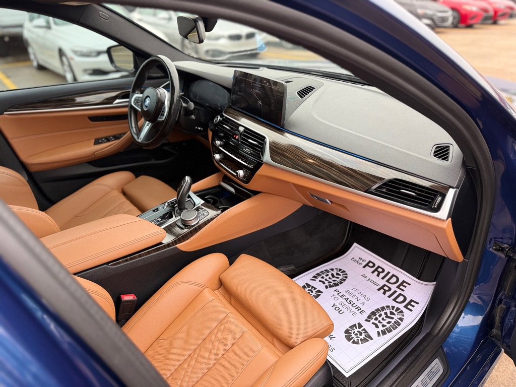 Used 2022 BMW 530e w/ Premium Package image 9