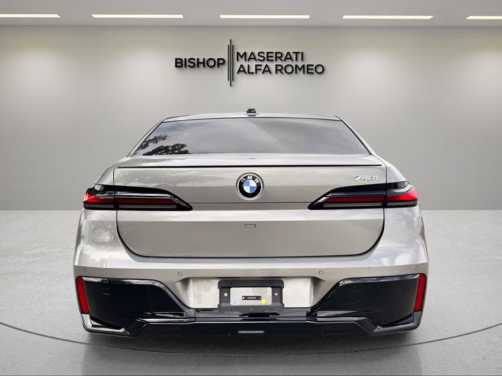 Used 2024 BMW 740i w/ Premium Package image 5